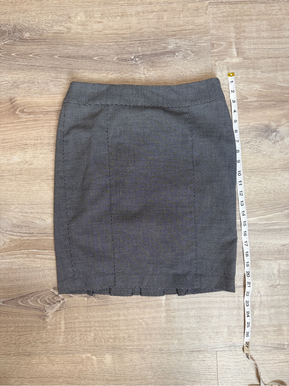 Like New The Limited black & white houndstooth checked pencil skirt in a size 4